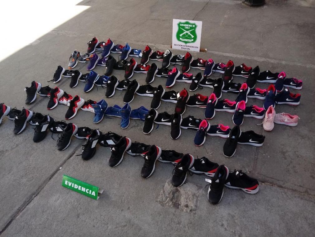 Carabineros de Linares detiene a ciudadano Haitiano por venta de zapatillas ilegales.