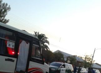 JOVEN MUERE EN RIŇA AL INTERIOR DE MICROBUS