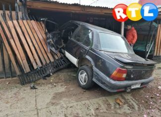 LINARES Vehículo deja graves daños a una vivienda luego de una loca noche de carrete