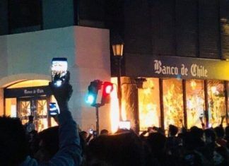 manifestantes provocan incendio en talca sucursal banco de chile