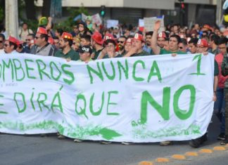MASIVA MARCHA DE TAQUINOS APOYANDO A CUERPO DE BOMBEROS TRAS INCIDENTES CON CARABINEROS
